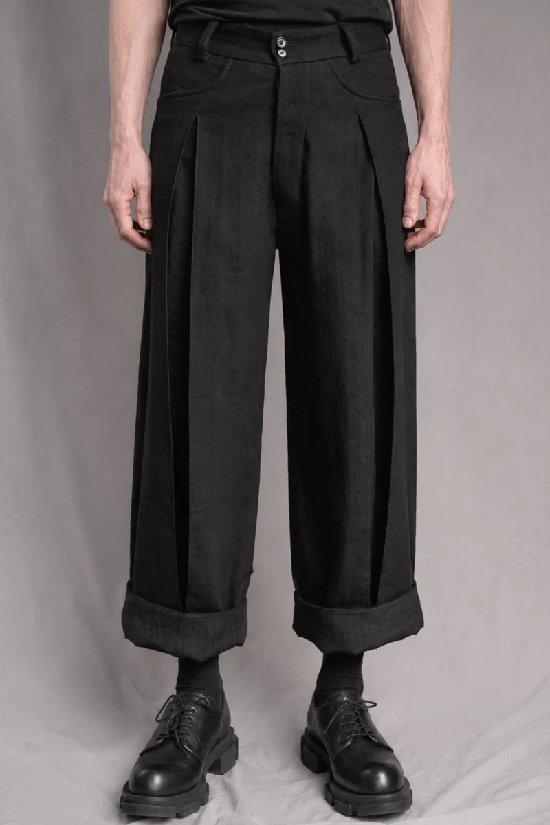 eigensinnig wien | Fratschlerin | Schwarze Designerhose mit doppelten Bundfalten aus reiner italienischer Schurwolle