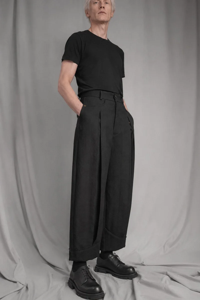 eigensinnig wien | Fratschlerin | Schwarze Designerhose mit doppelten Bundfalten aus reiner italienischer Schurwolle