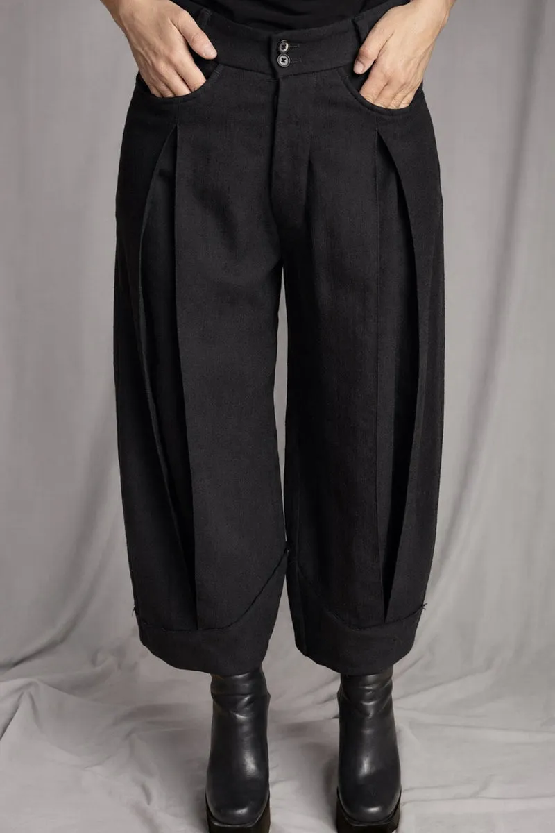 eigensinnig wien | Fratschlerin | Schwarze Designerhose mit doppelten Bundfalten aus reiner italienischer Schurwolle