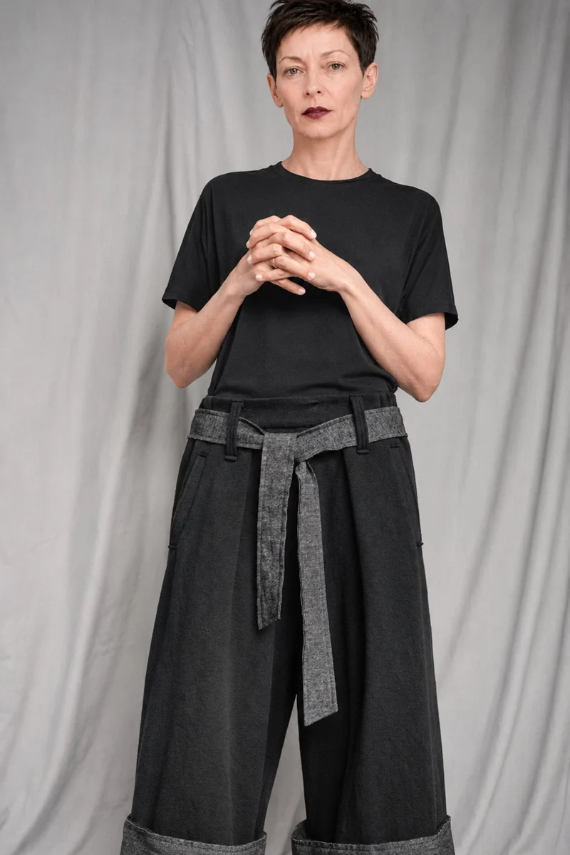 eigensinnig wien | Zephyr | Unkonventionelle schwarze Hakama-Hose aus Wolle