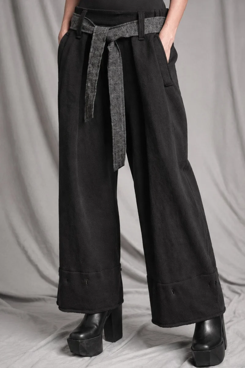 eigensinnig wien | Zephyr | Unkonventionelle schwarze Hakama-Hose aus Wolle