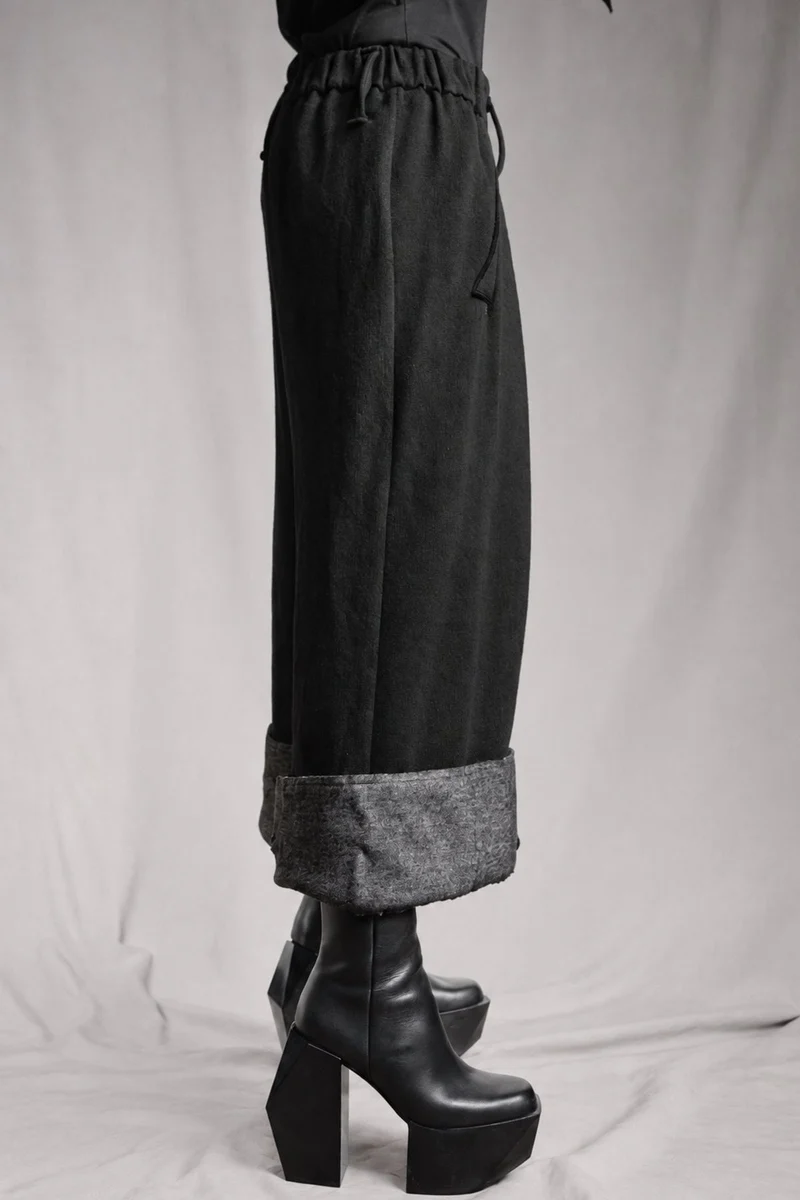 eigensinnig wien | Zephyr | Unkonventionelle schwarze Hakama-Hose aus Wolle