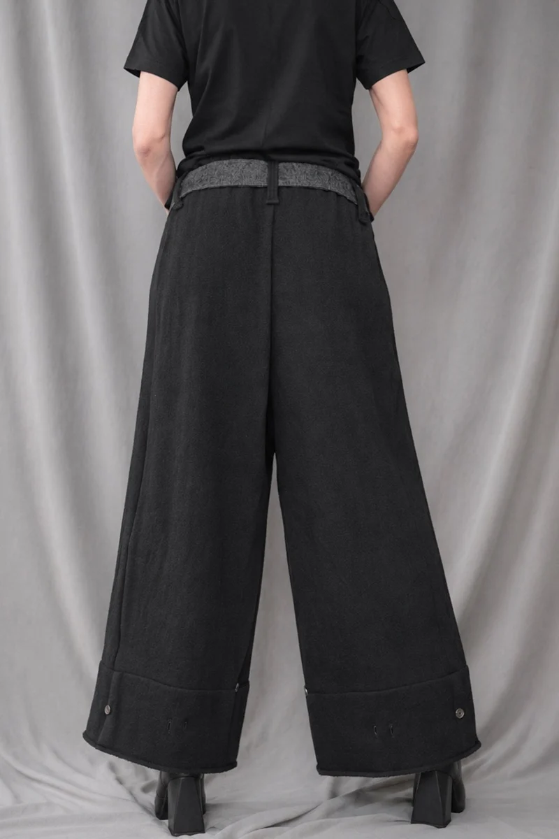 eigensinnig wien | Zephyr | Unkonventionelle schwarze Hakama-Hose aus Wolle