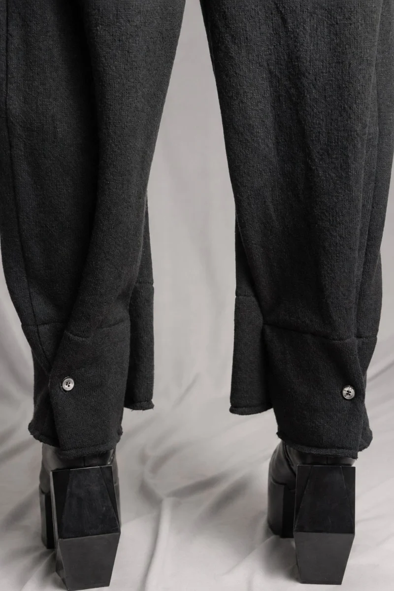 eigensinnig wien | Zephyr | Unkonventionelle schwarze Hakama-Hose aus Wolle