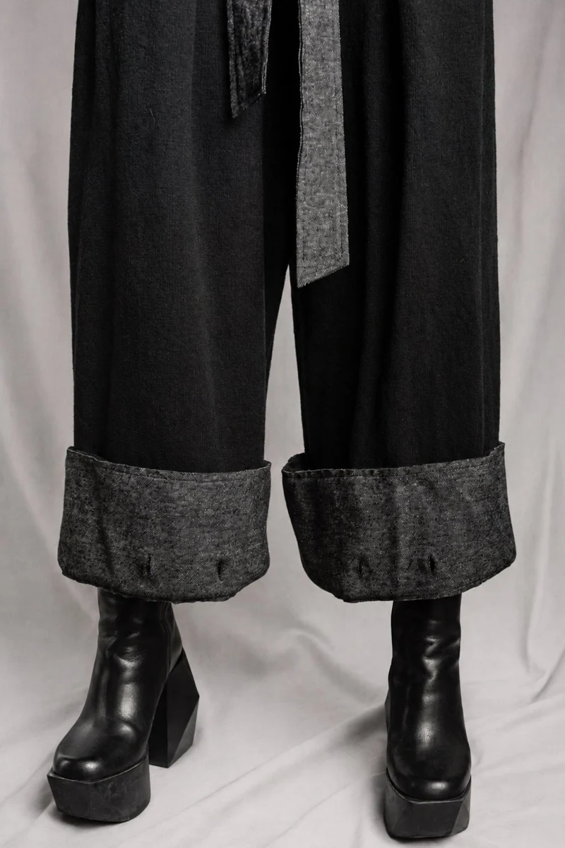eigensinnig wien | Zephyr | Unkonventionelle schwarze Hakama-Hose aus Wolle