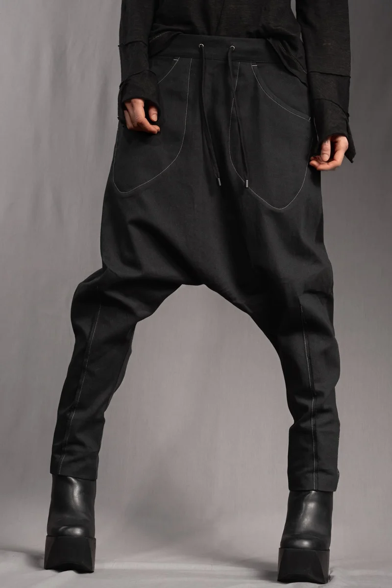 eigensinnig wien | Krummholz | Avantgardistische Drop-Crotch Hose aus schwarzer Baumwolle