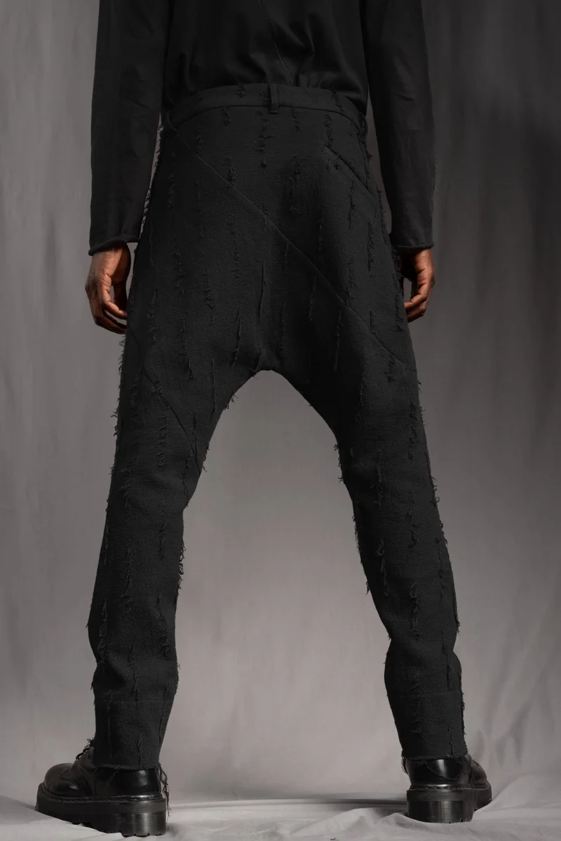 eigensinnig wien | Allegro | Sartoriale Hose mit tiefem Schritt aus Baumwolle mit roher Textur