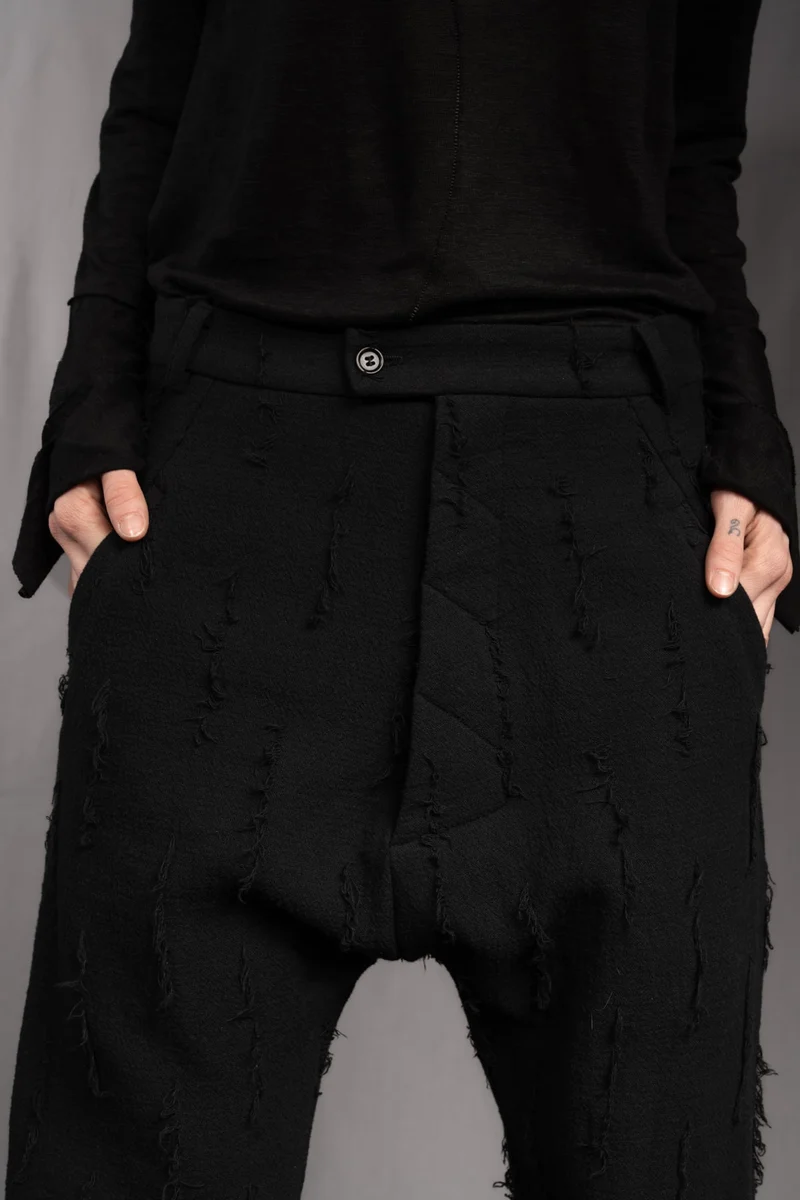 eigensinnig wien | Allegro | Sartoriale Hose mit tiefem Schritt aus Baumwolle mit roher Textur