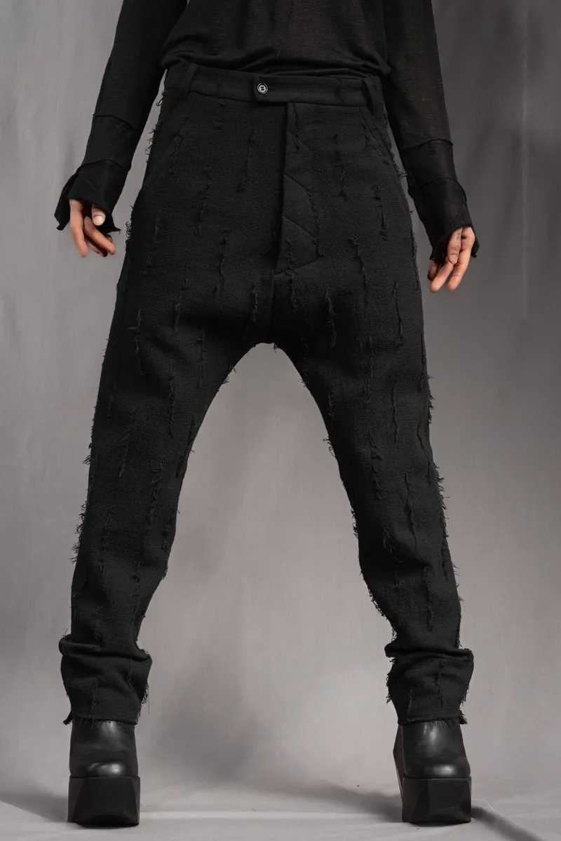 eigensinnig wien | Allegro | Sartoriale Hose mit tiefem Schritt aus Baumwolle mit roher Textur