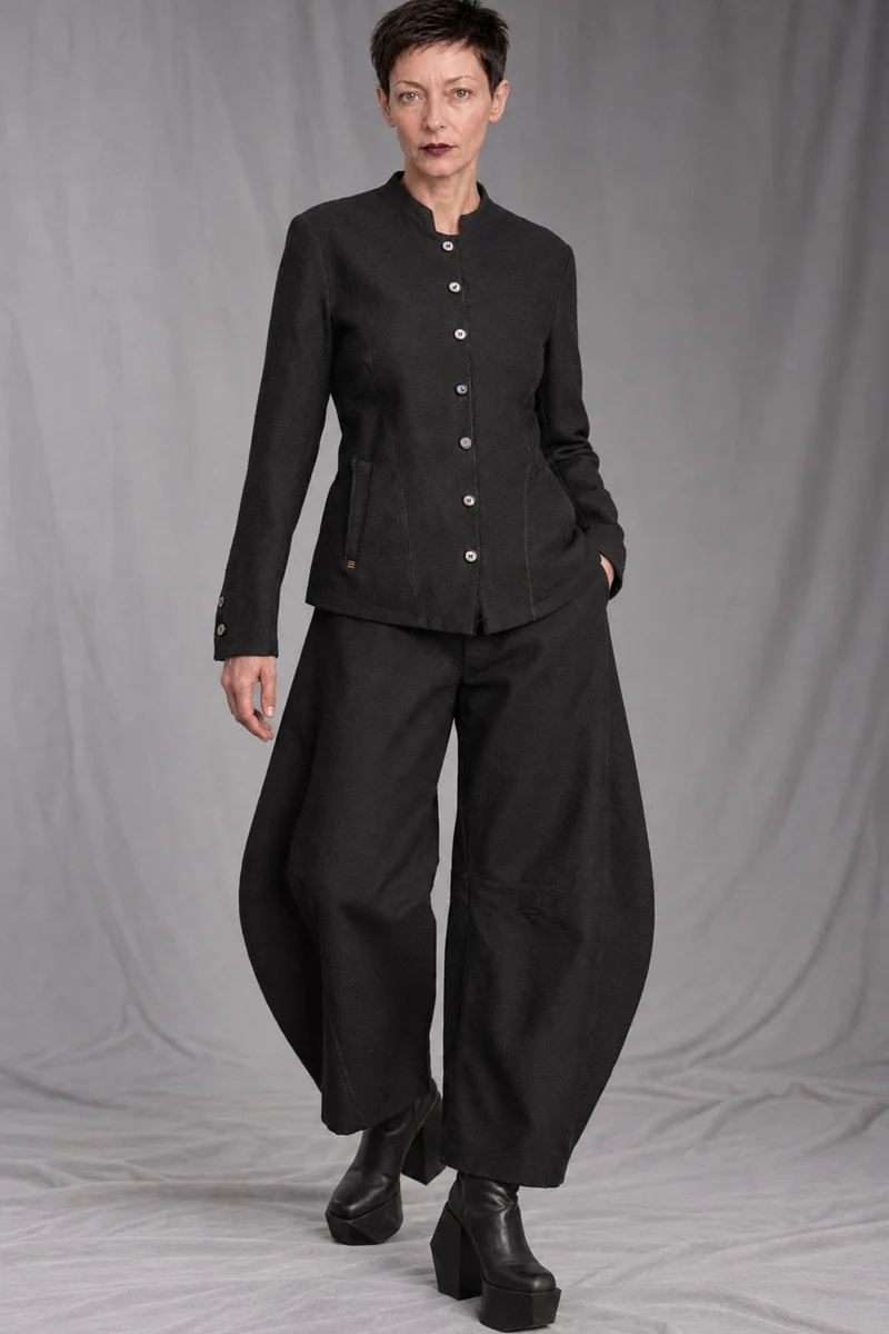 eigensinnig wien | SonNin | Designer-Damenanzug mit Barrel-Leg-Hose aus Luxuswolle