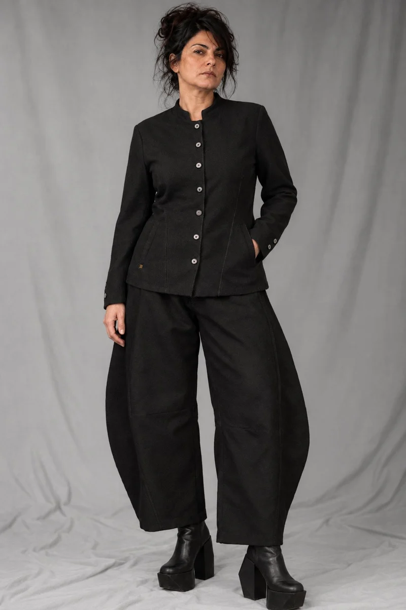 eigensinnig wien | SonNin | Designer-Damenanzug mit Barrel-Leg-Hose aus Luxuswolle