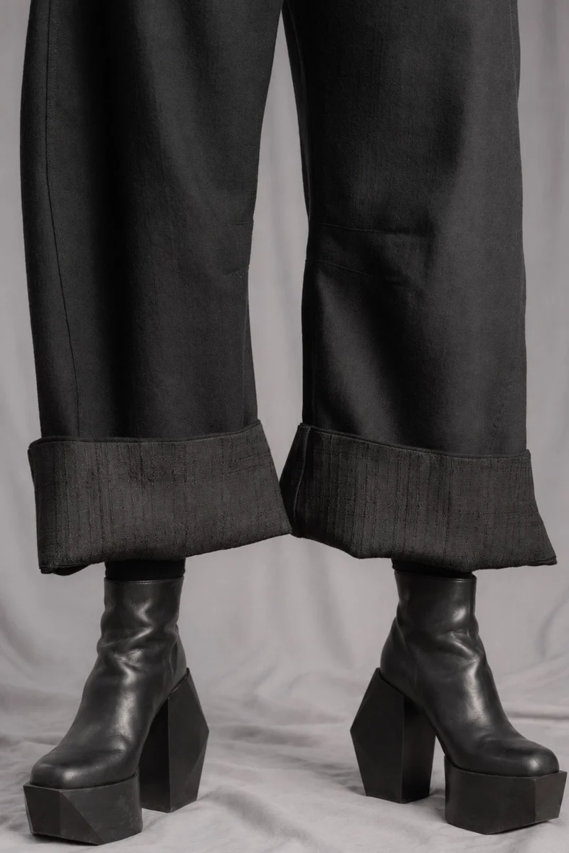 eigensinnig wien | SonNin | Designer-Damenanzug mit Barrel-Leg-Hose aus Luxuswolle