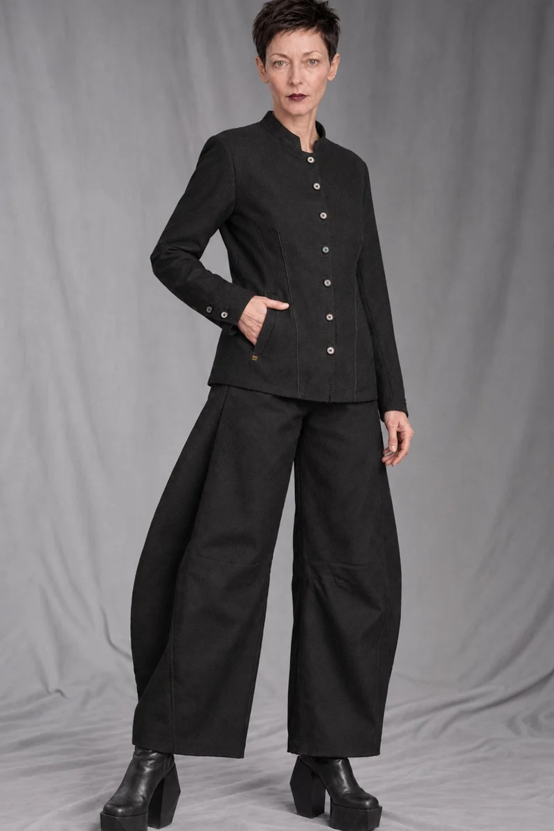 eigensinnig wien | SonNin | Designer-Damenanzug mit Barrel-Leg-Hose aus Luxuswolle