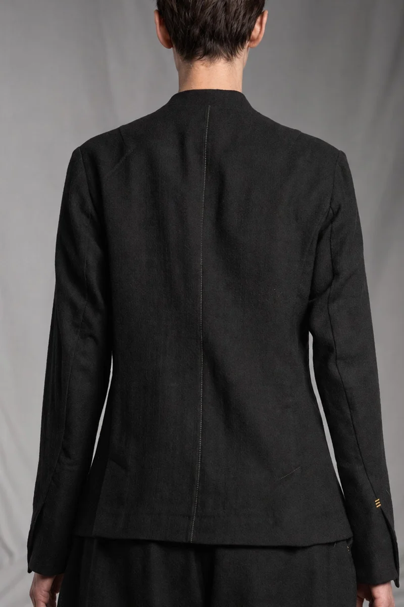 eigensinnig wien | SonNin | Designer-Damenanzug mit Barrel-Leg-Hose aus Luxuswolle