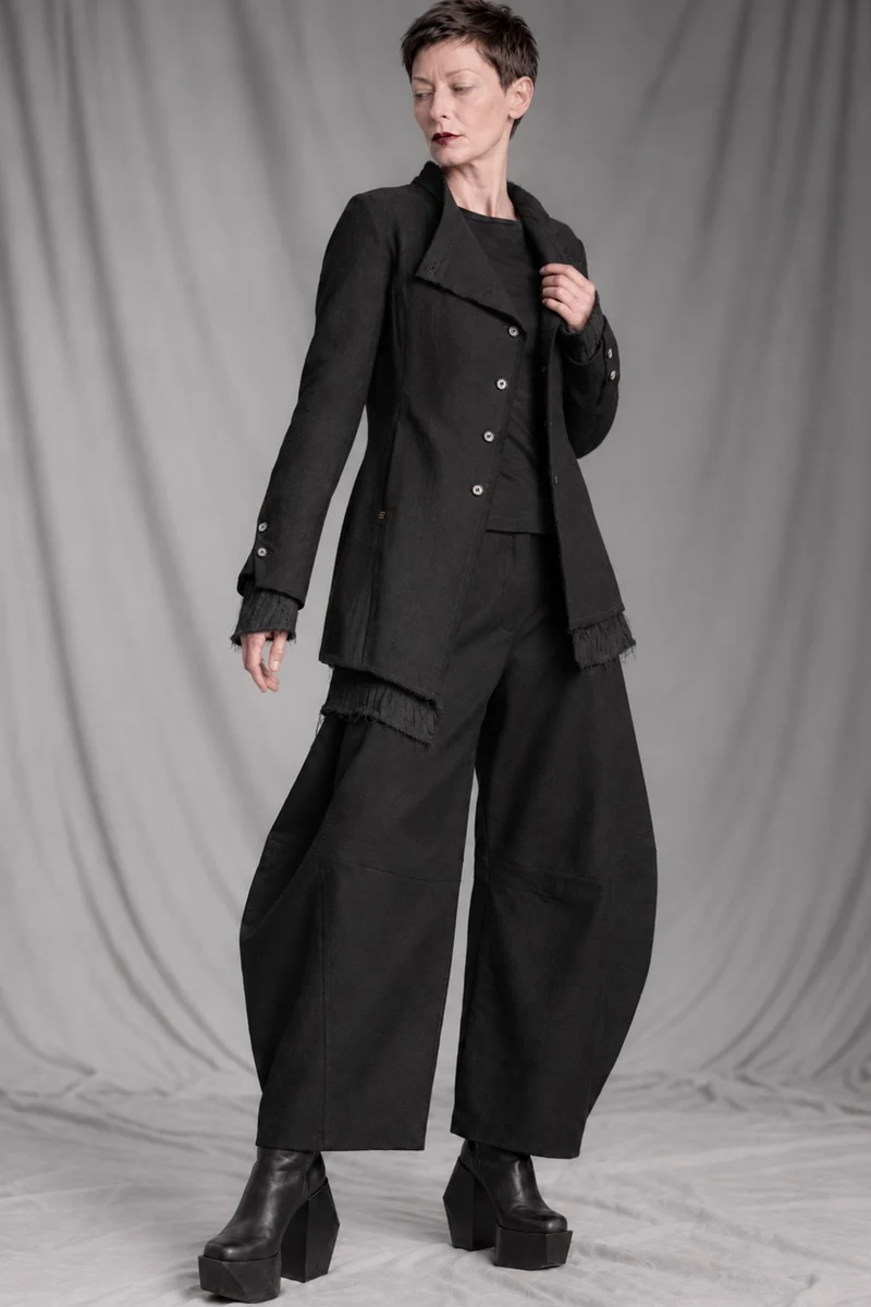 eigensinnig wien | CamNin | Extravaganter Damen-Hosenanzug aus italienischer Wolle mit Barrel-Leg-Hose