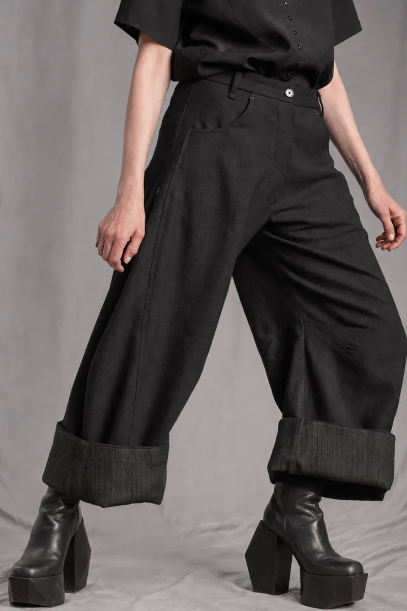 eigensinnig wien | CamNin | Extravaganter Damen-Hosenanzug aus italienischer Wolle mit Barrel-Leg-Hose