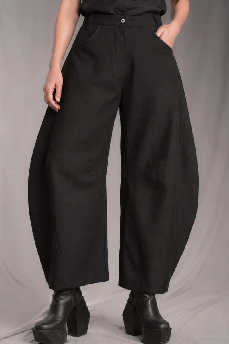 eigensinnig wien | Nin Nin A | Designer Barrel Leg Hose für Damen aus italienischer Wolle