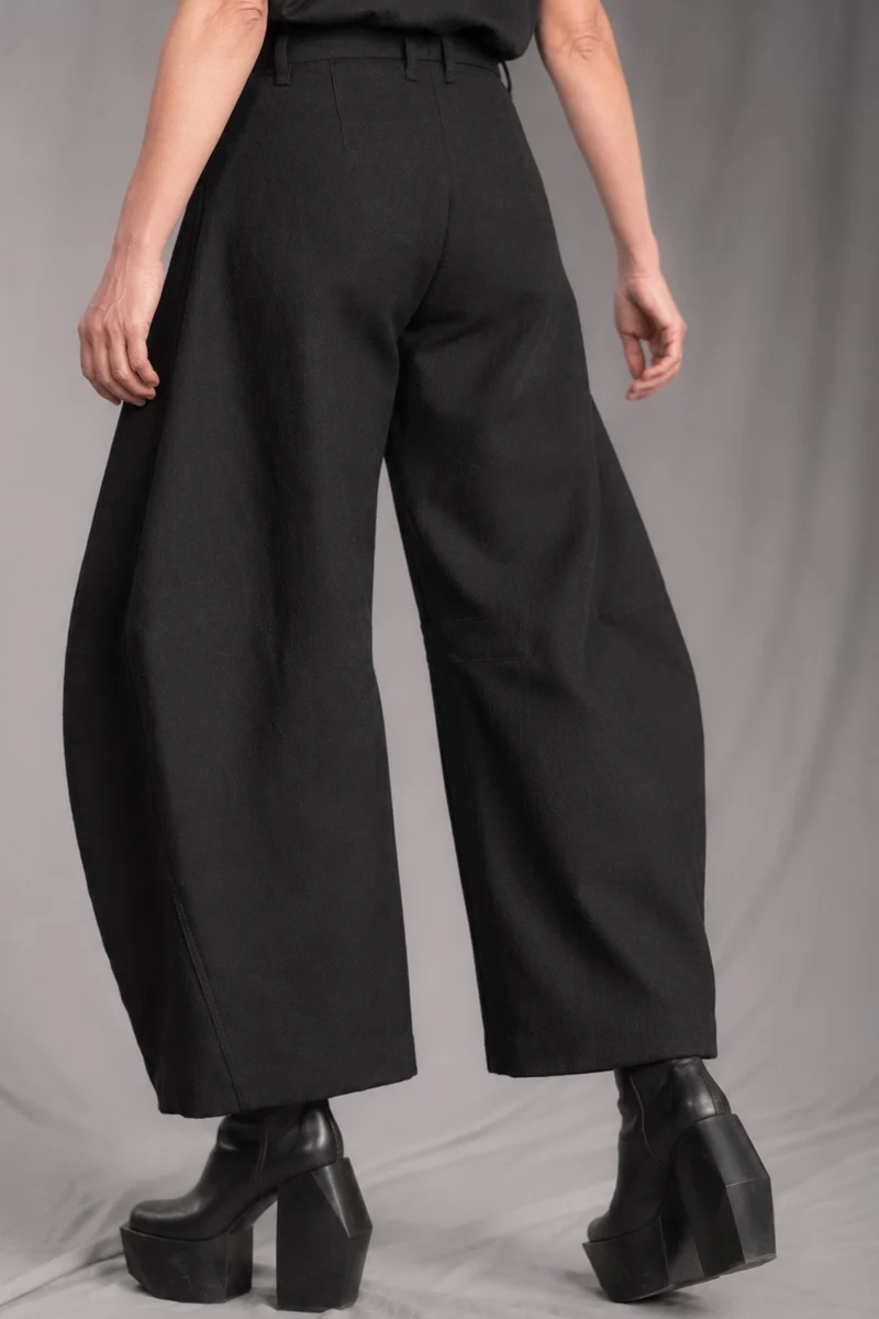 eigensinnig wien | Nin Nin A | Designer Barrel Leg Hose für Damen aus italienischer Wolle