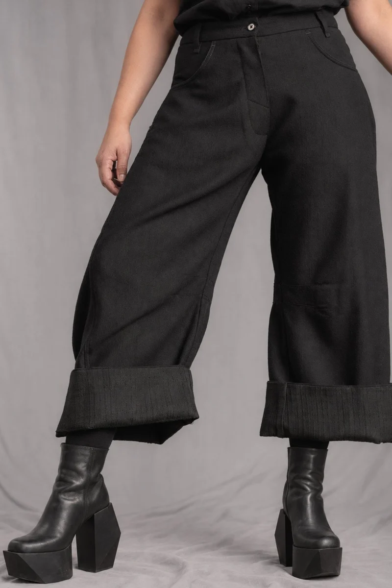 eigensinnig wien | Nin Nin A | Designer Barrel Leg Hose für Damen aus italienischer Wolle