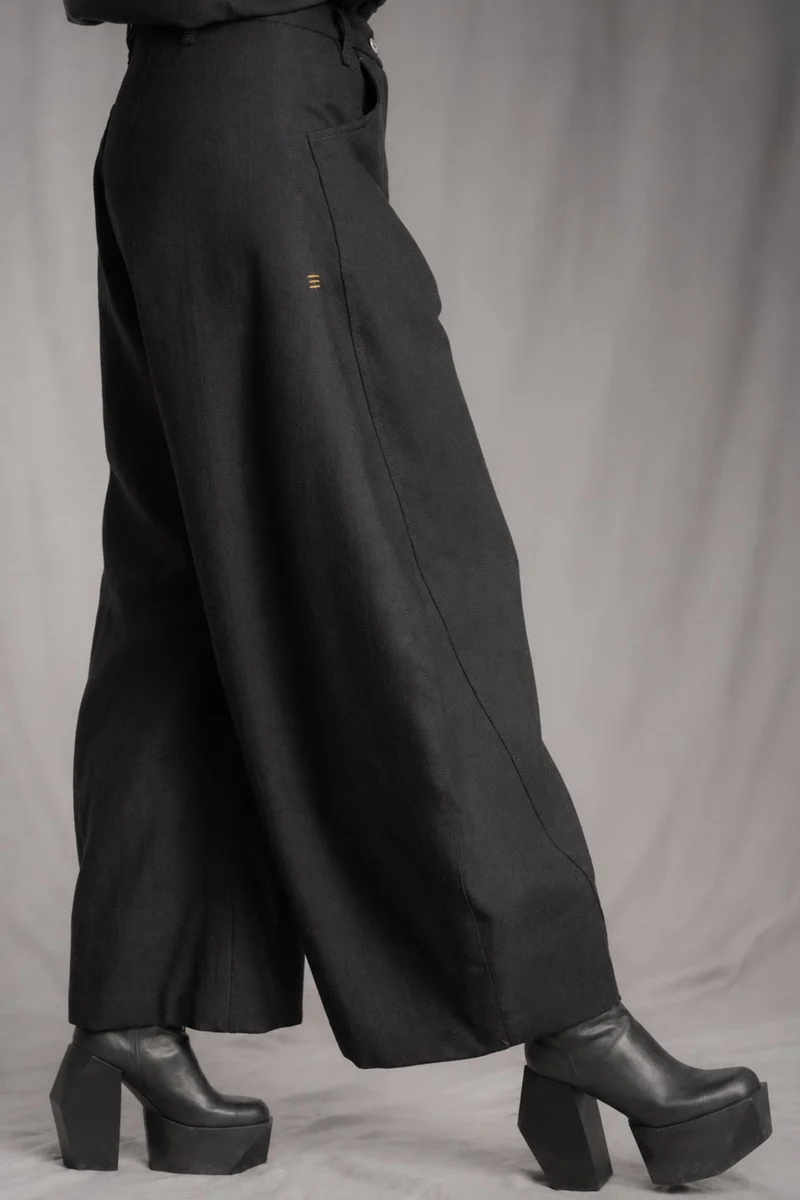eigensinnig wien | Nin Nin A | Designer Barrel Leg Hose für Damen aus italienischer Wolle