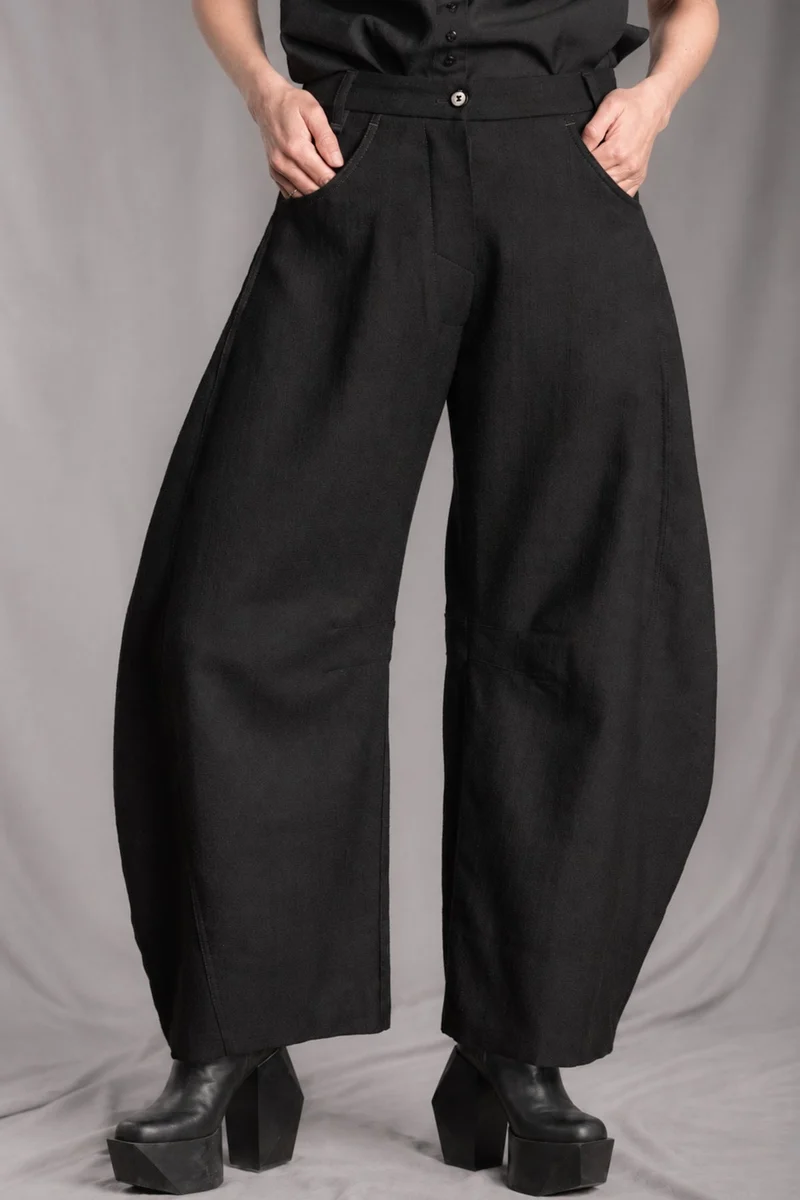 eigensinnig wien | Nin Nin A | Designer Barrel Leg Hose für Damen aus italienischer Wolle