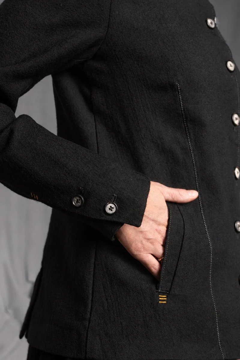 eigensinnig wien | Sontag | Unkonventionelle schwarze Designer-Damenjacke mit Stehkragen aus italienischer Wolle