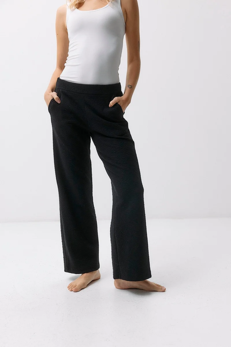 Botanic Lounge Pants - black intense aus Bio Baumwolle mit Brennessel-Anteil von Moya Kala