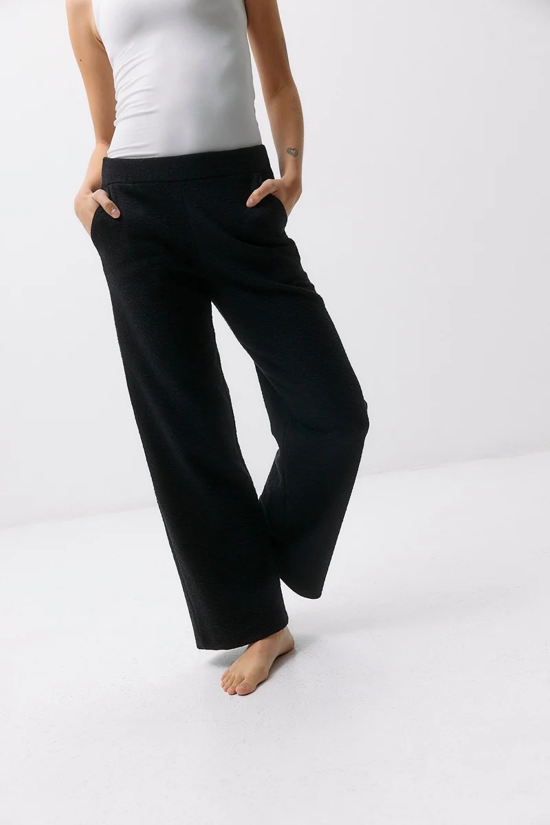 Botanic Lounge Pants - black intense aus Bio Baumwolle mit Brennessel-Anteil von Moya Kala