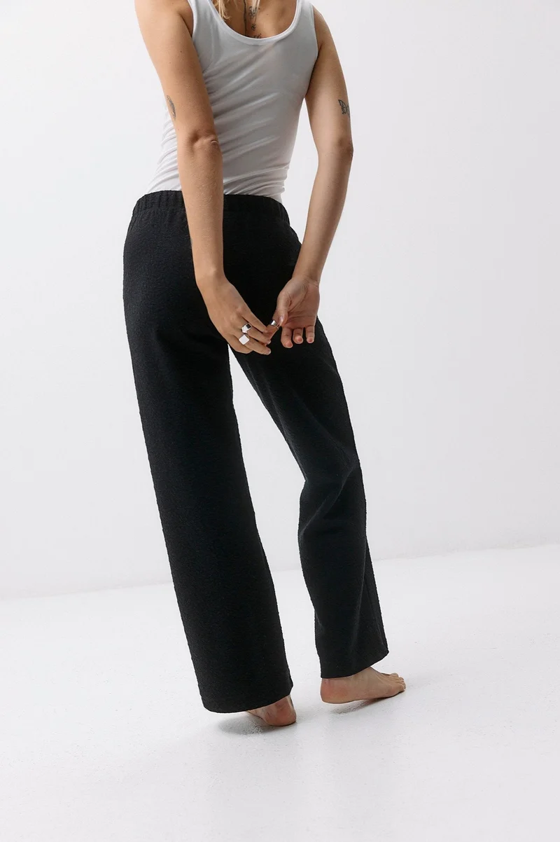 Botanic Lounge Pants - black intense aus Bio Baumwolle mit Brennessel-Anteil von Moya Kala