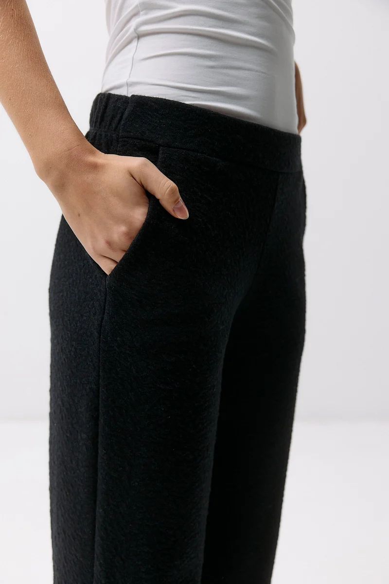 Botanic Lounge Pants - black intense aus Bio Baumwolle mit Brennessel-Anteil von Moya Kala