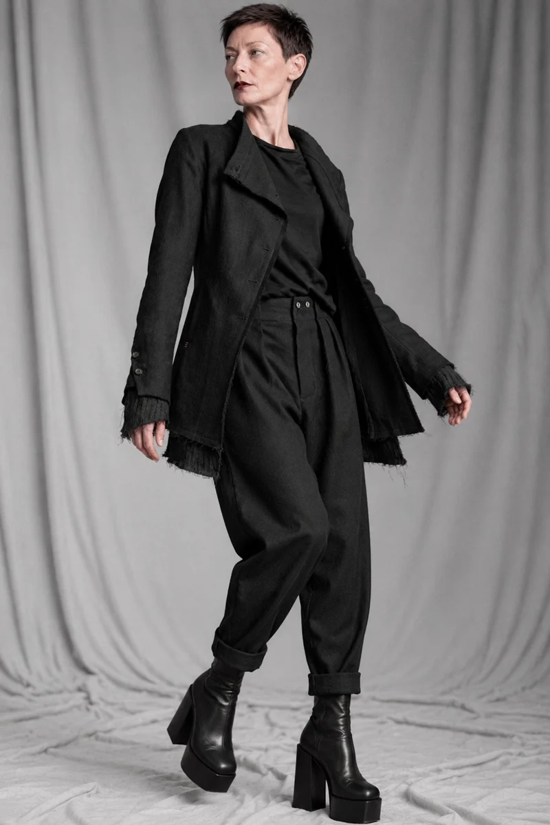 eigensinnig wien | CamEgo | Schwarzer Avantgarde-Hosenanzug für Damen aus italienischer Wolle mit Tapered-Fit Hose