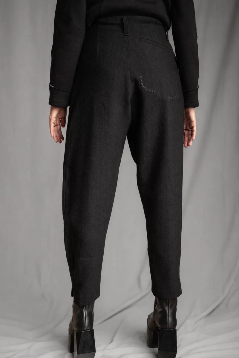 eigensinnig wien | CamEgo | Schwarzer Avantgarde-Hosenanzug für Damen aus italienischer Wolle mit Tapered-Fit Hose