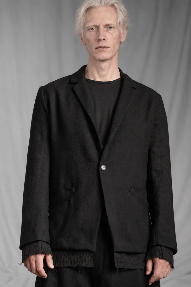 eigensinnig wien | EgoVin | Designer-Wollanzug für Herren mit Tapered-Fit Hose in Schwarz