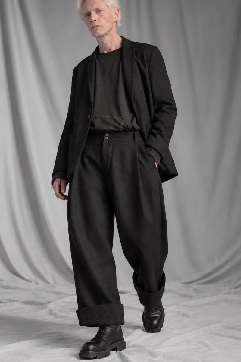 eigensinnig wien | BanVin | Schwarzer Designer Baggy Anzug für Herren aus italienischer Luxuswolle