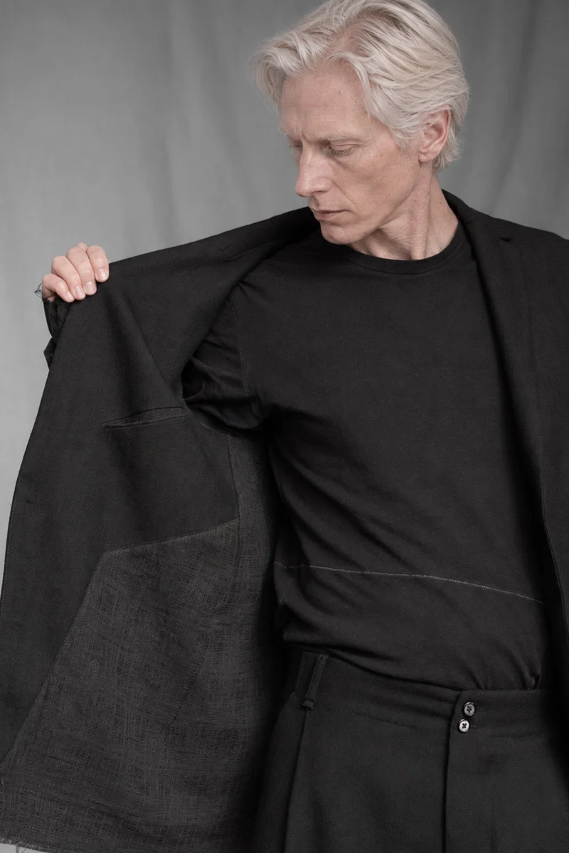 eigensinnig wien | Vincent | Extravagantes schwarzes Designer-Sakko aus italienischer Luxuswolle von Faliero Sarti