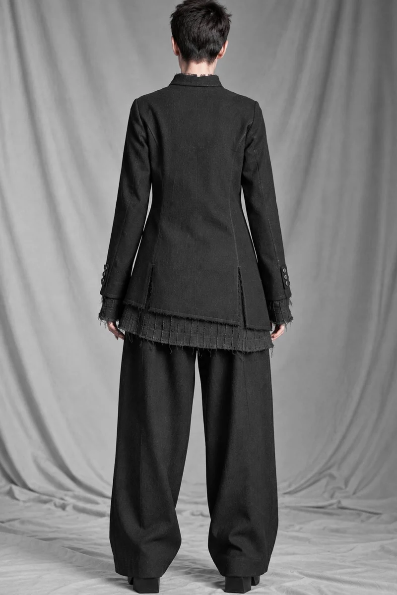 eigensinnig wien | BanCam | Avantgardistischer Damen-Hosenanzug aus italienischer Wolle mit asymmetrischer Jacke