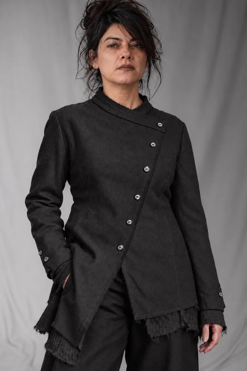 eigensinnig wien | Camus | Asymmetrische schwarze Designer-Jacke für Damen aus italienischer Wolle von Faliero Sarti