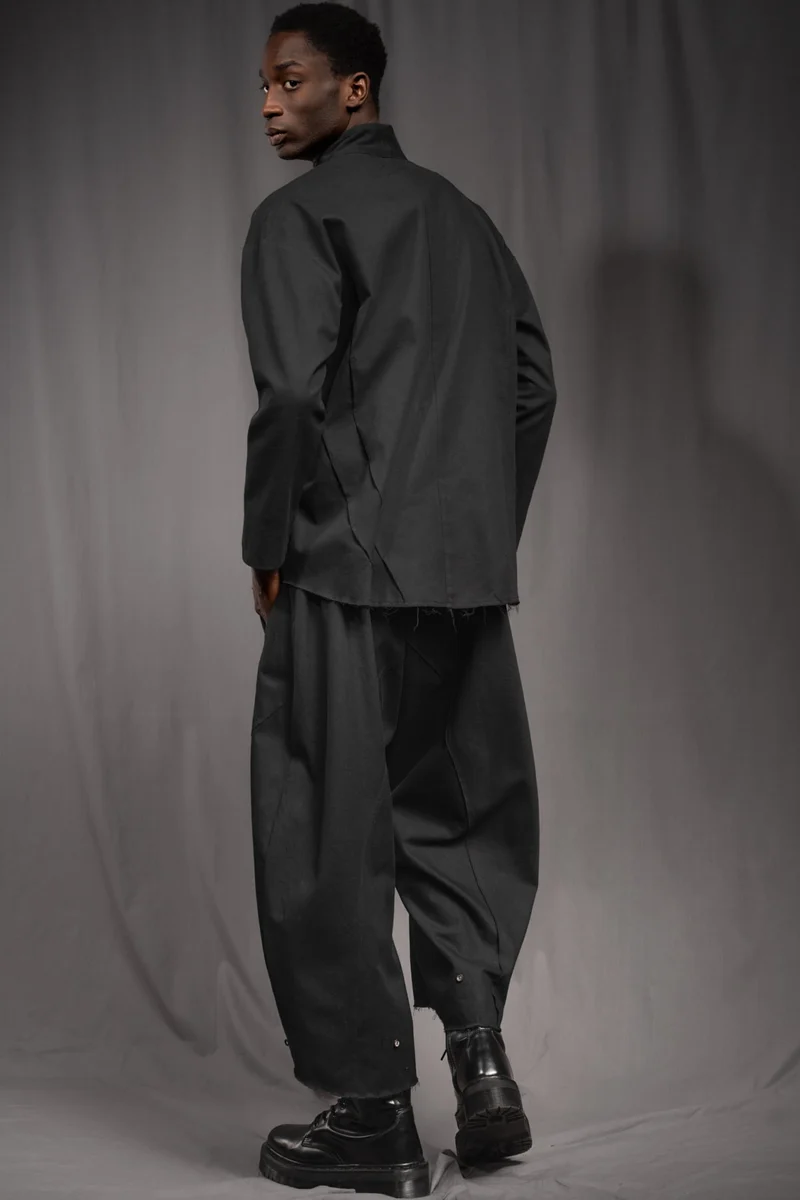 eigensinnig wien | KolTua | Oversize Designeranzug aus leichter Baumwolle in Schwarz