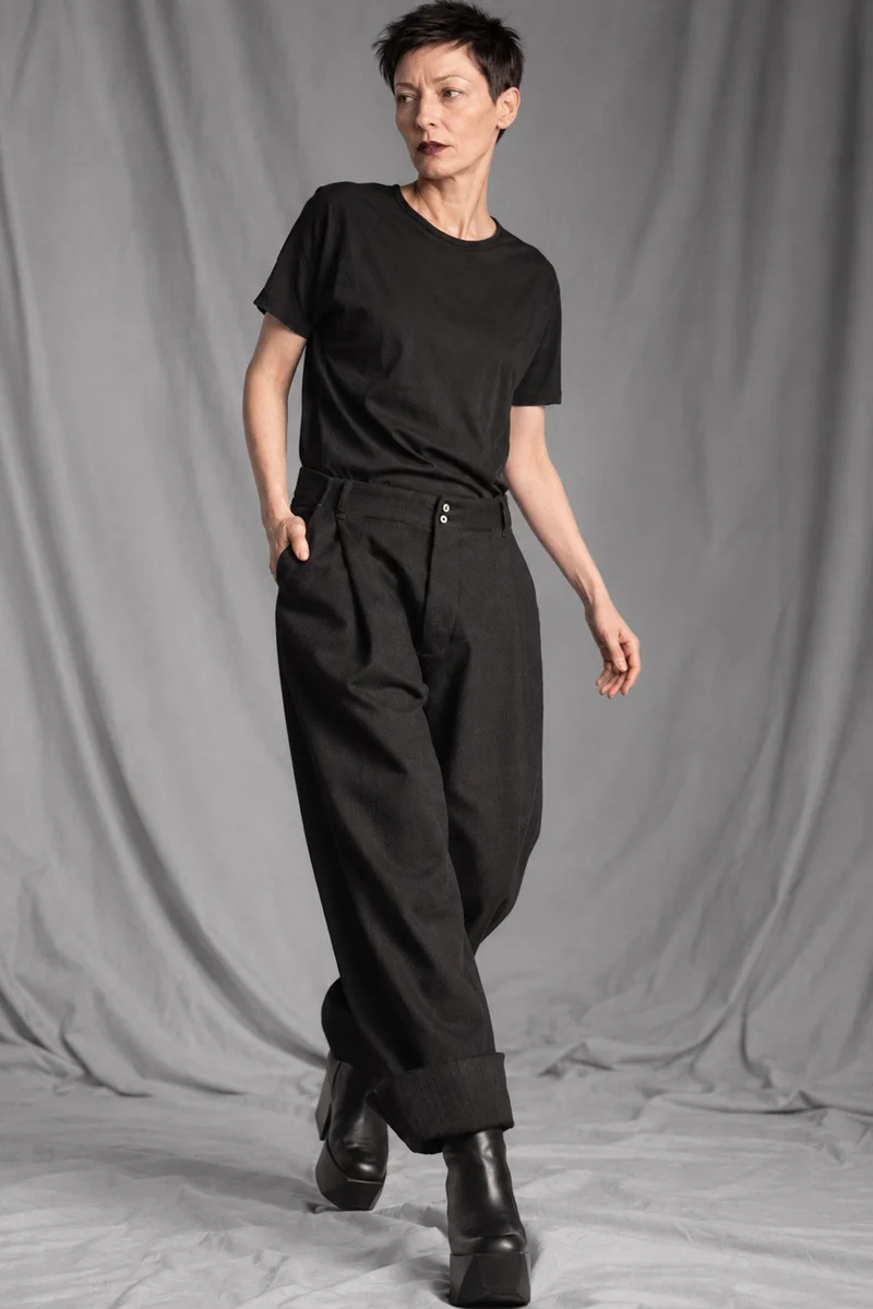 eigensinnig wien | Bandlkramer | Schwarze, weite Designerhose mit Bundfalten aus italienischer Wolle