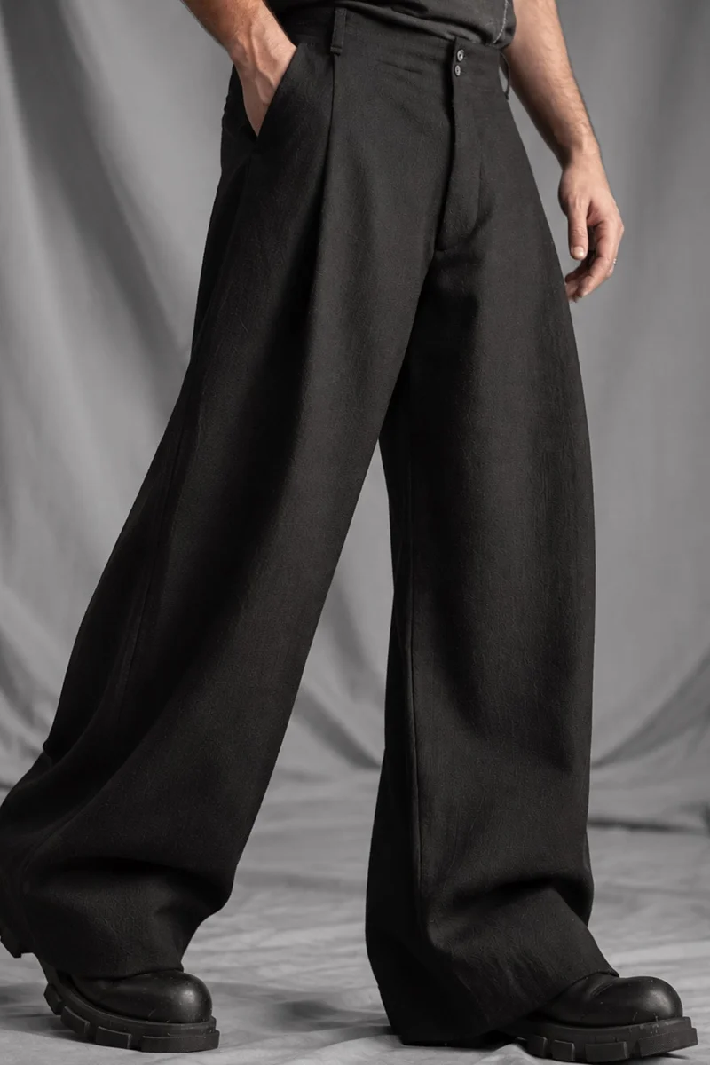 eigensinnig wien | Bandlkramer | Schwarze, weite Designerhose mit Bundfalten aus italienischer Wolle