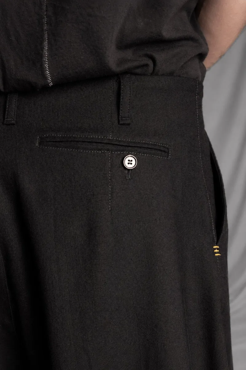 eigensinnig wien | Bandlkramer | Schwarze, weite Designerhose mit Bundfalten aus italienischer Wolle