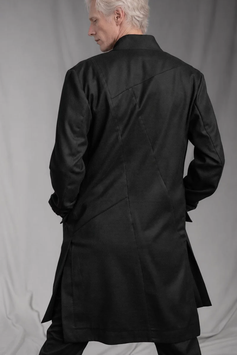 eigensinnig wien | GroAkt | Sartorialer Herren-Designeranzug mit langem Hemdmantel aus luxuriösem Woll-Flanell