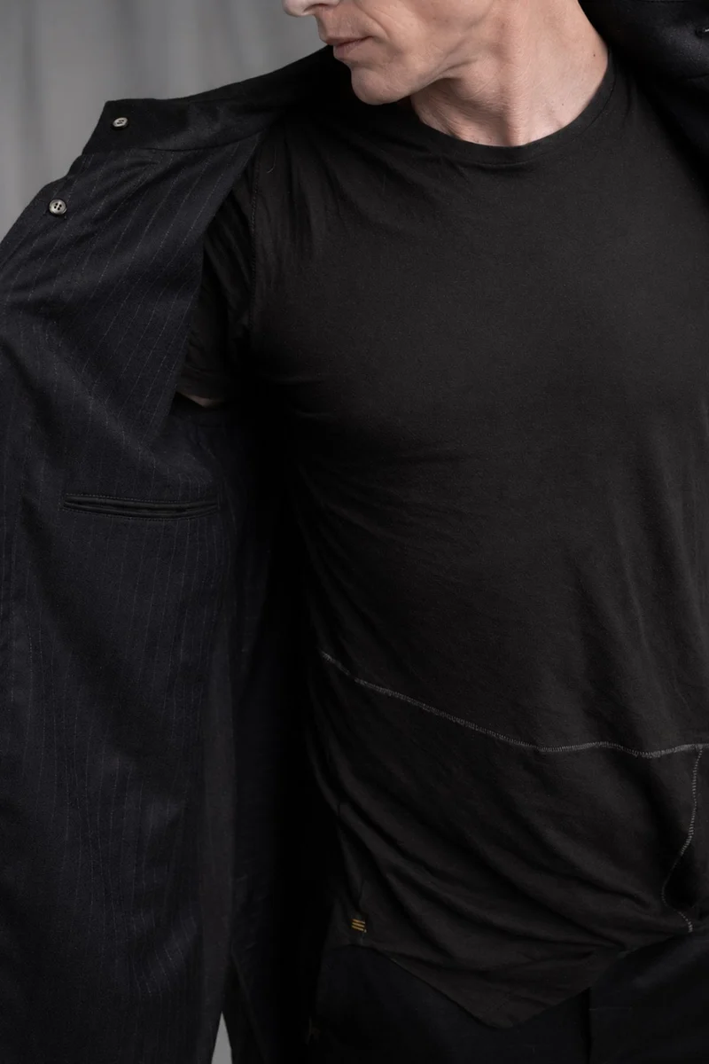eigensinnig wien | GroAkt | Sartorialer Herren-Designeranzug mit langem Hemdmantel aus luxuriösem Woll-Flanell