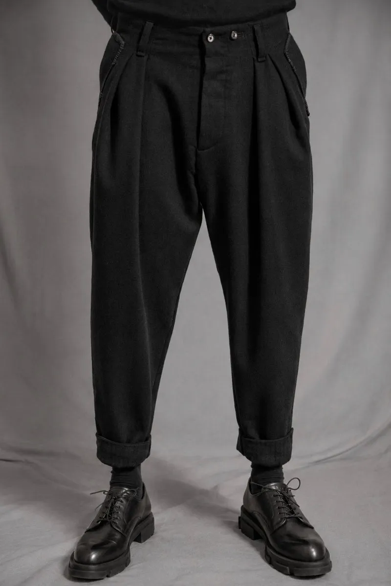 eigensinnig wien | EgoMis | Avantgardistischer Herren-Wollanzug mit Mao-Kragen-Sakko und Tapered-Fit Bundfaltenhose