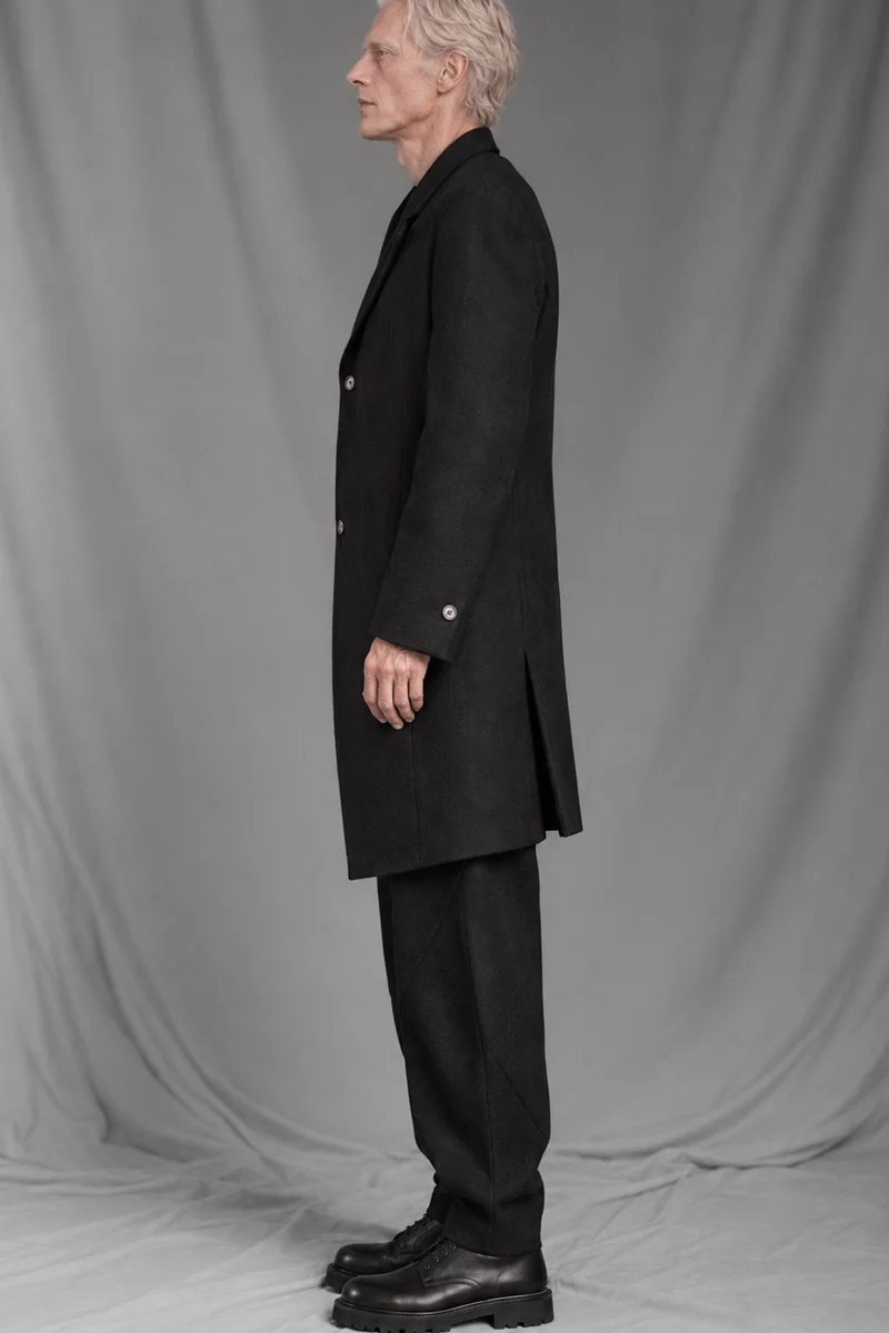 eigensinnig wien | RotPes | Extravagenter Herren-Designeranzug mit langem Mantel und Knickerbockerhose aus italienischer Luxuswolle