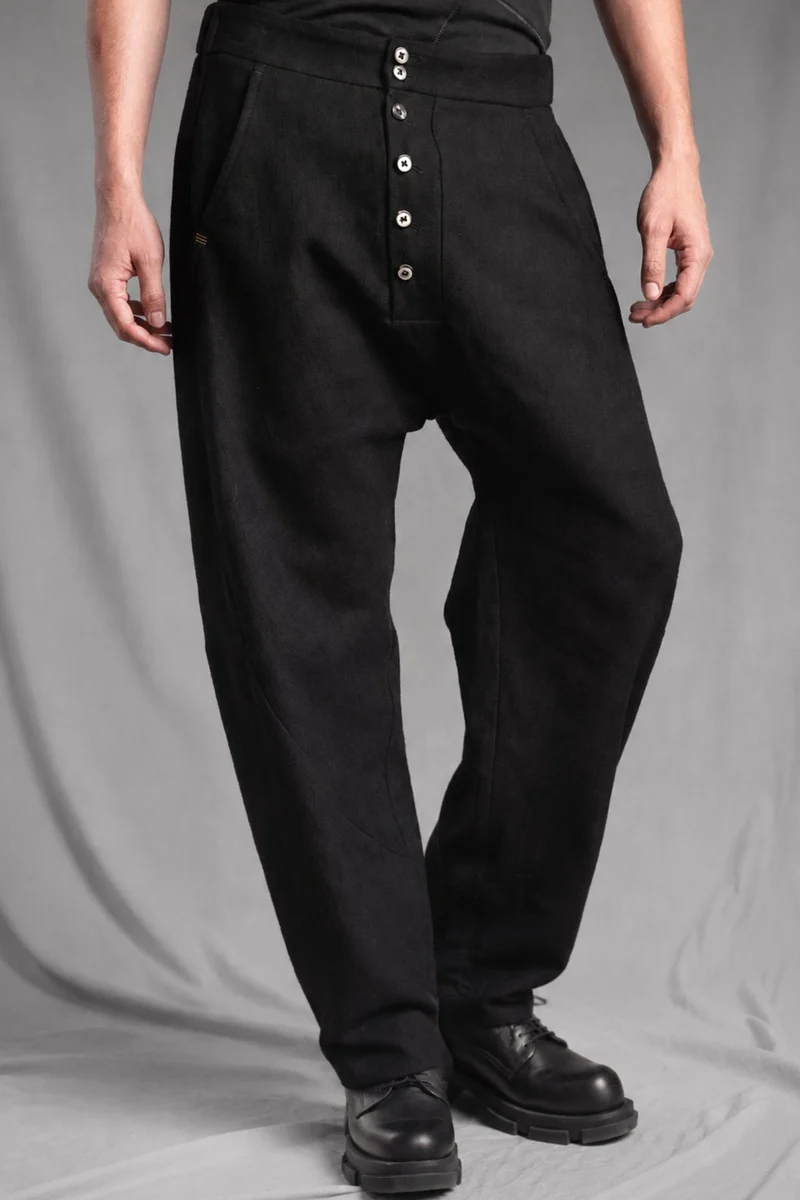 eigensinnig wien | RotPes | Extravagenter Herren-Designeranzug mit langem Mantel und Knickerbockerhose aus italienischer Luxuswolle