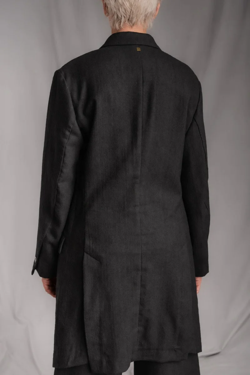 eigensinnig wien | RotPes | Extravagenter Herren-Designeranzug mit langem Mantel und Knickerbockerhose aus italienischer Luxuswolle