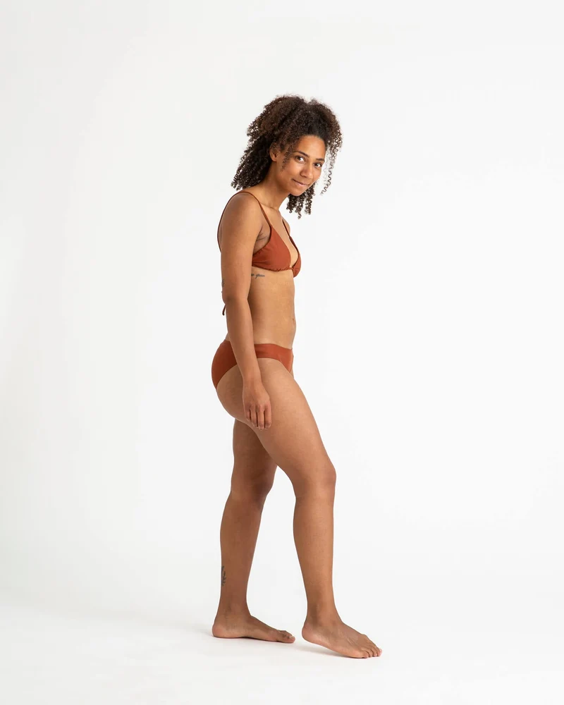 Rot-braunes Triangle Bikini Top aus recyceltem Polyamid von Matona