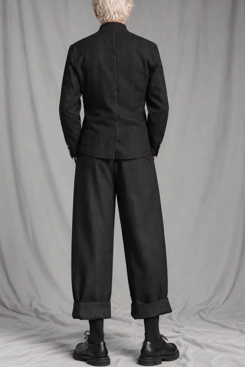 eigensinnig wien | FraMis | Nonkonformistischer Herren-Wollanzug mit Mao-Kragen-Sakko und Bundfaltenhose