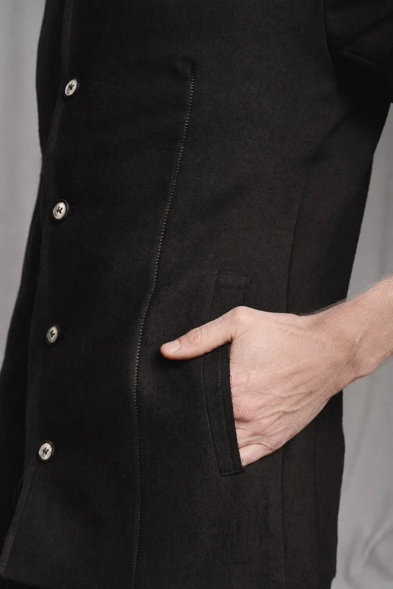 eigensinnig wien | FraMis | Nonkonformistischer Herren-Wollanzug mit Mao-Kragen-Sakko und Bundfaltenhose